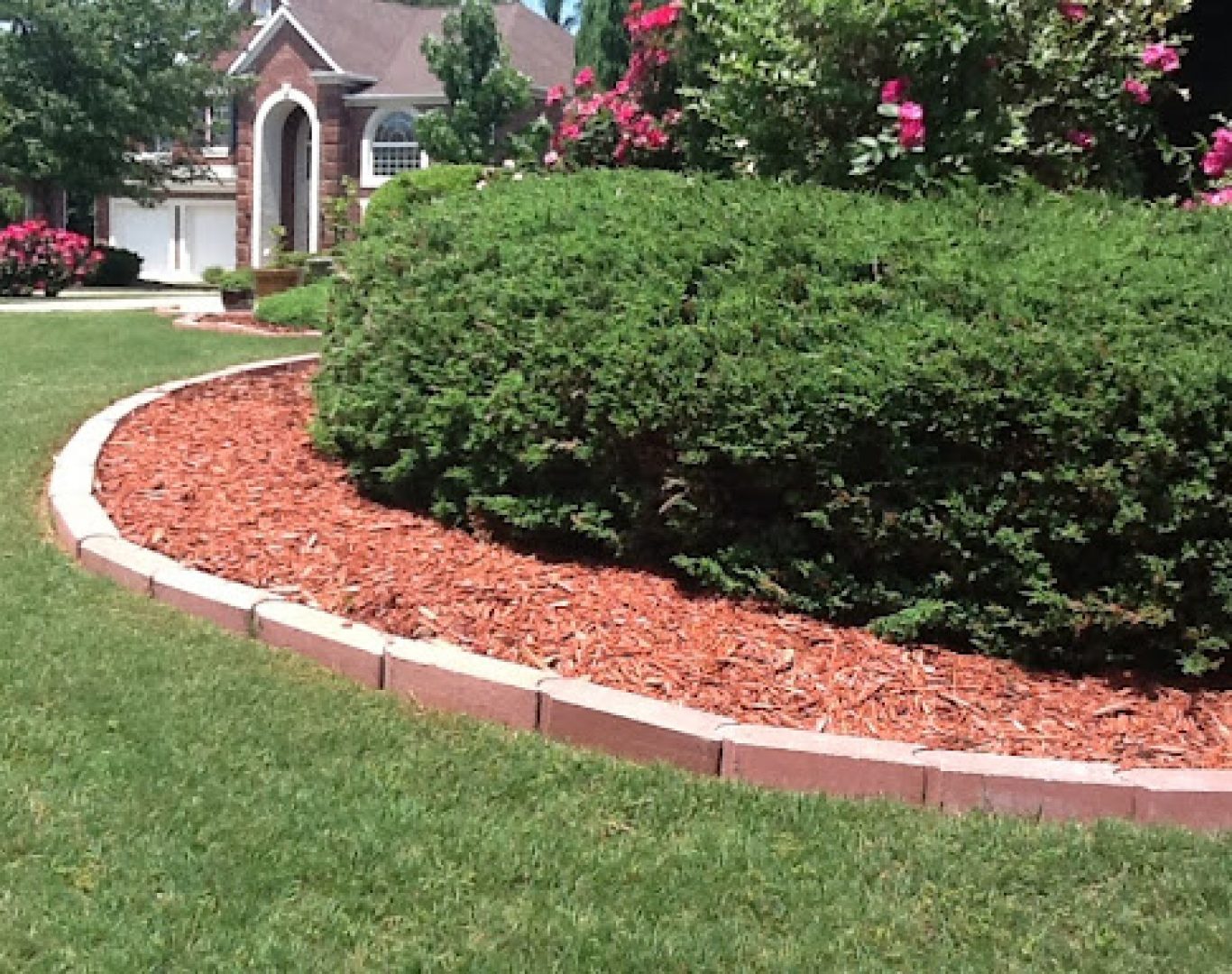 img Application of Cedar Mulch img Application of Cedar Mulch